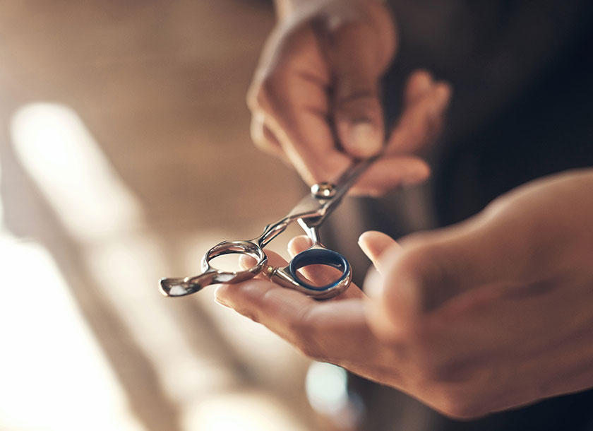 3. 特許取得のハサミを使用した【毛流改善】技術